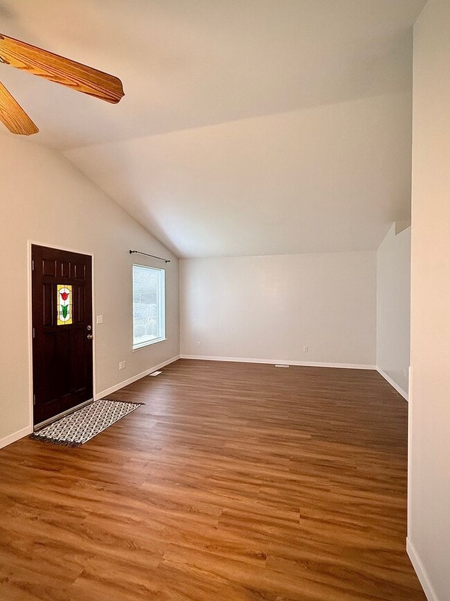 Building Photo - Live in Sunny Land! Updated 2 Bedroom with Great Amenities Available NOW!