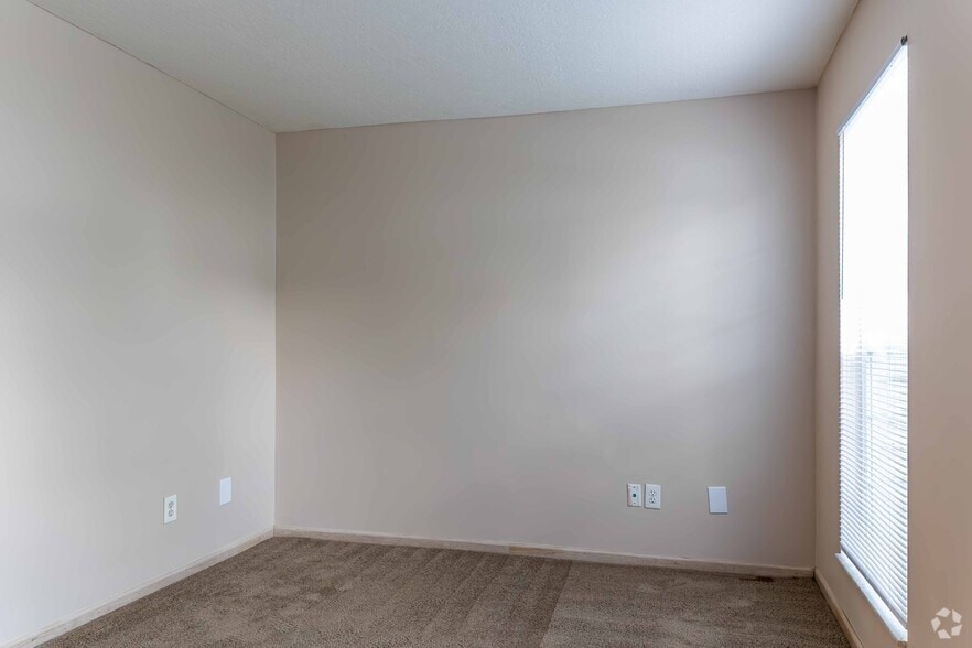 1BR, 1BA - 561SF - Bedroom - Heritage Glen