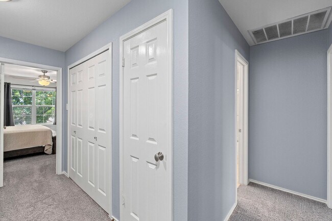 Building Photo - Stylish Townhome Living in Oak Creek