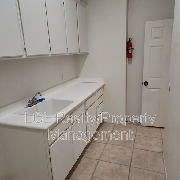 Building Photo - 28650 Shady Brook Dr