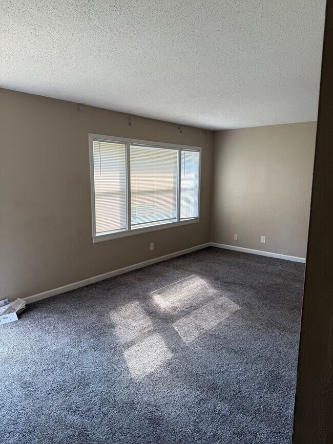 Building Photo - Move in Ready!
