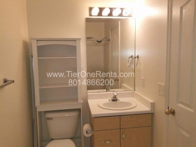 Building Photo - ** Limited Time Offer ** $500 OFF your first month's RENT!