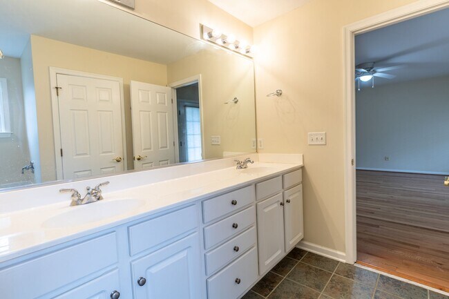Building Photo - Single Family Home Minutes to DTWN/UVA Area