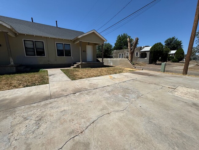 Building Photo - 304 W Albuquerque St
