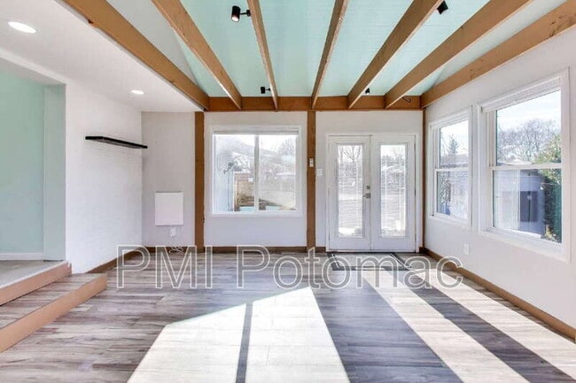 Building Photo - 1915 Henry Rd