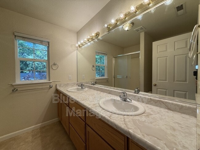 Building Photo - 592 E 5th Ave