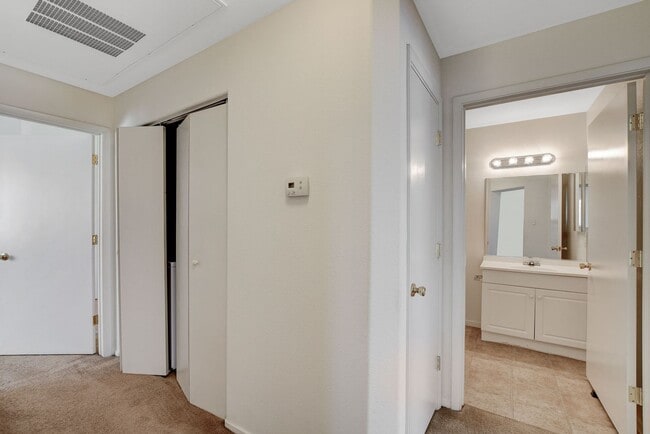 Building Photo - Adorable 2 Bedroom Condo