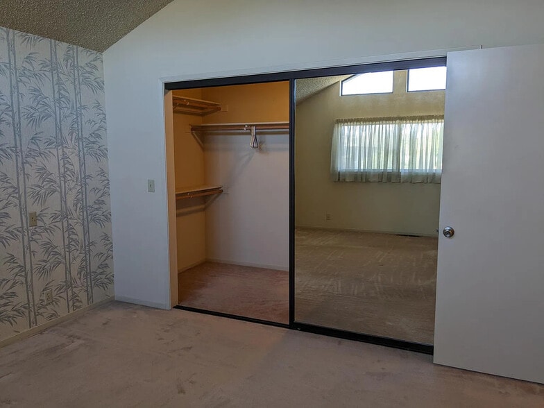 Walk in closet - 1533 N 1st St