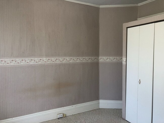 Building Photo - 1st Floor 2 Bedroom Apartment w/ Private Basement - Available July 1st