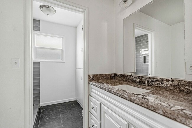 Building Photo - 1415 W Roseburg Ave