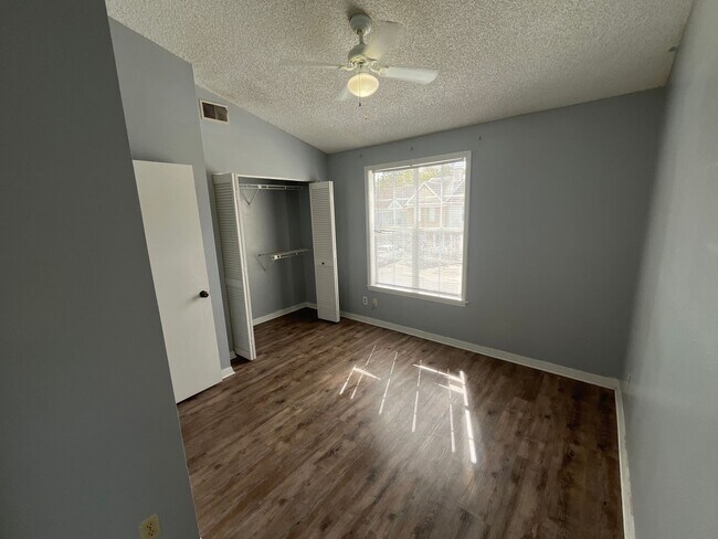 Building Photo - For Rent-2-bedroom, 2.5-bathroom located i...