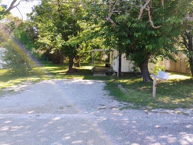 Primary Photo - 2 Bedroom 1 Bath home for rent in Granbury...