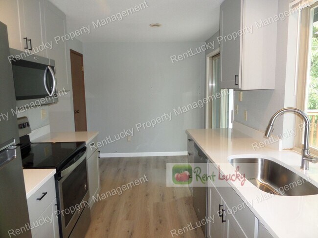 Building Photo - Wonderful & Updated 3-Bedroom Home w/Custom Chicken Coop in Redmond FOR RENT!!