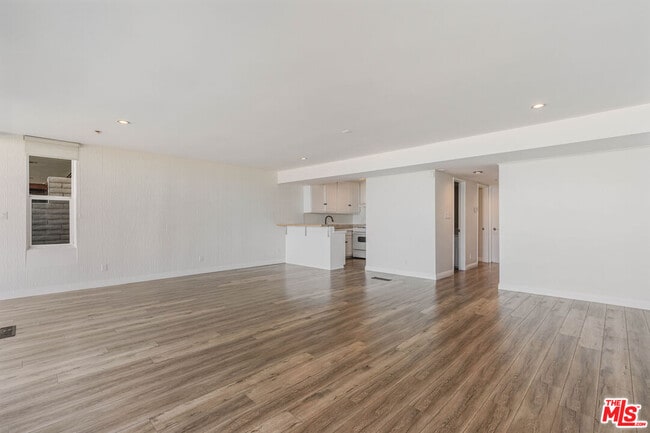 Building Photo - 2308 The Strand