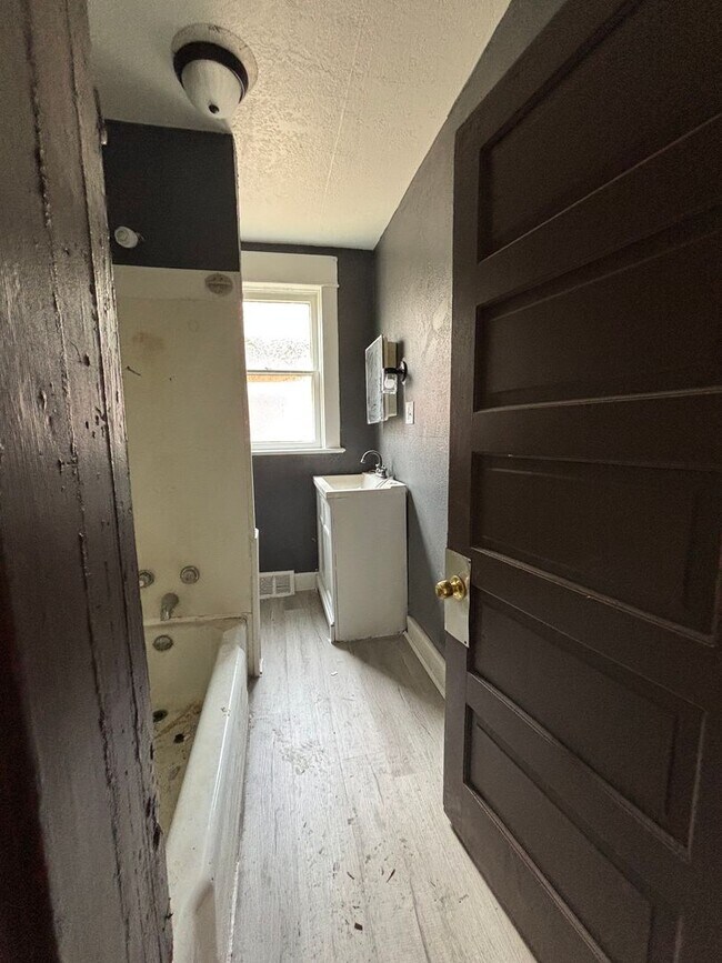 Building Photo - Newly Renovated 4 Bedroom Home