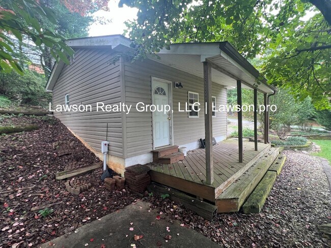 Building Photo - Beautiful Cave Spring Split Level with Bac...
