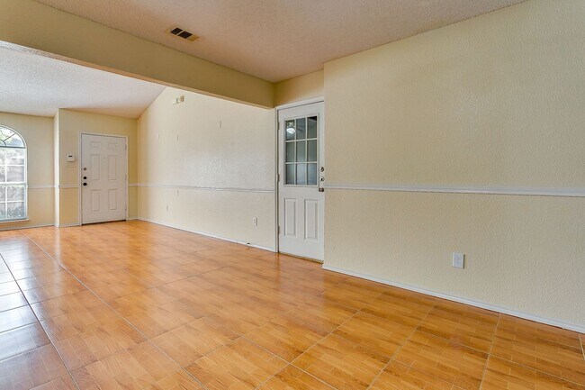 Building Photo - Excellent 3 Bedroom 2 Bath with many featu...