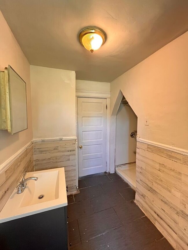 Building Photo - Cozy 2-Bedroom Apartment in Prime Location...