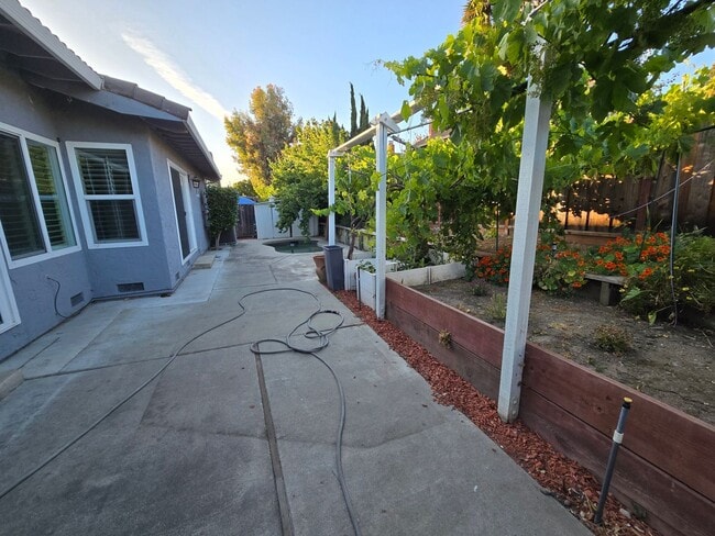 Building Photo - Spacious Home Across from Cataldi Park – 3...