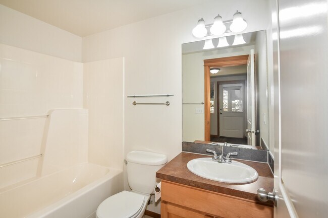 Building Photo - 3BR/3.5BA Craftsman Townhome w/ 2-Car Garage in Prime Seattle Location