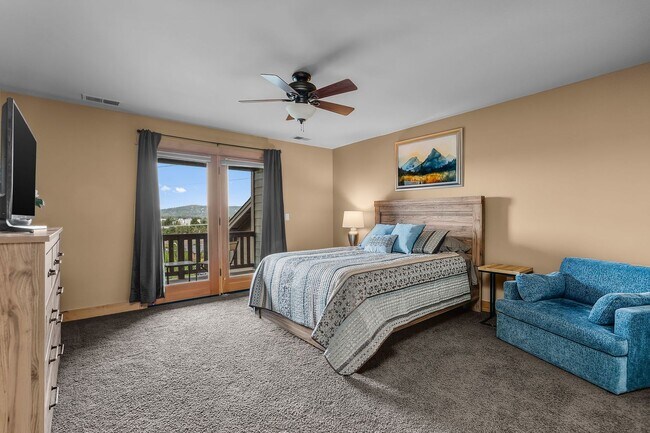 Building Photo - 3 Bed 2.5 bath plus Office/den-Townhome-Ri...