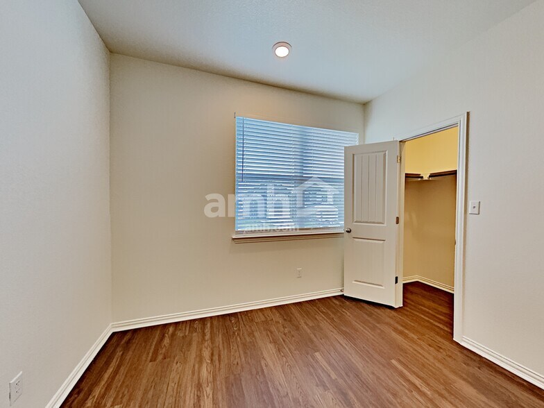 Building Photo - 2706 Lillybrook Ln