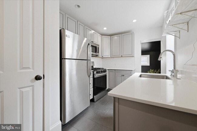 Building Photo - 1902 E Hagert St