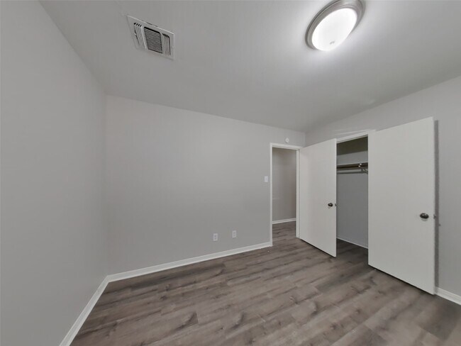 Building Photo - 5523 Foresthaven Dr