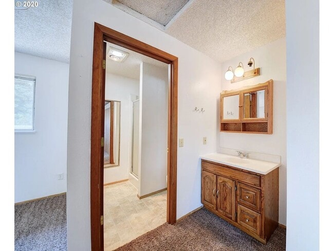 Building Photo - Great 4 Bedroom Eugene Home!