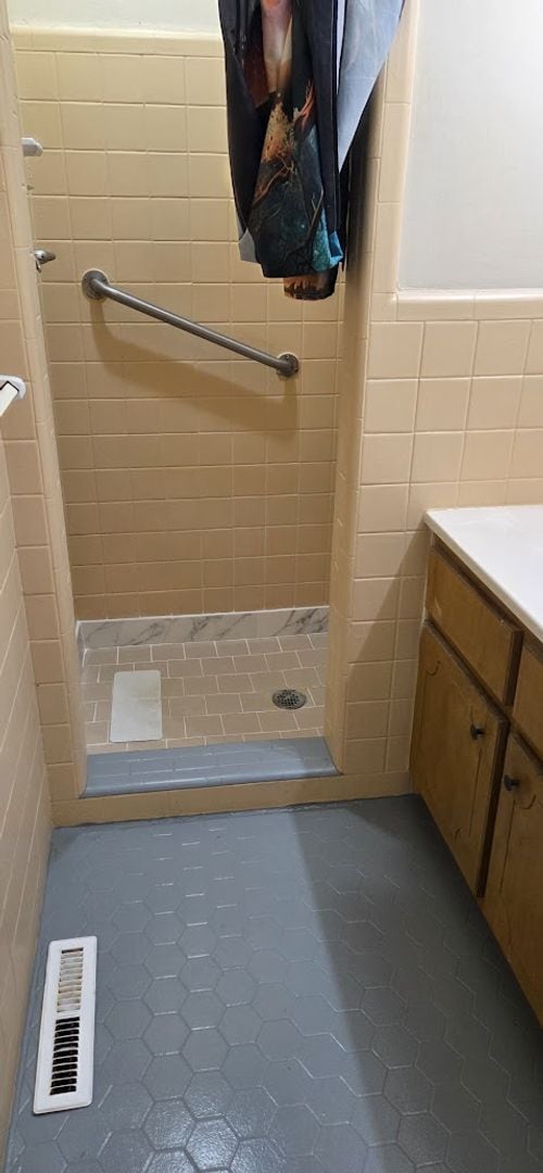 Building Photo - Three Bedroom, Two Bath