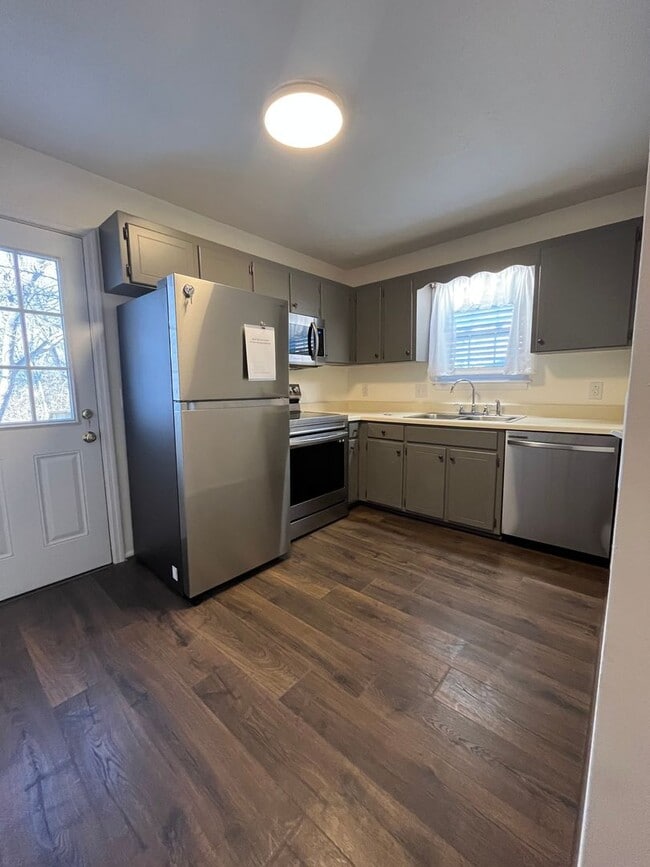 Building Photo - Recently Renovated Hendersonville Condo
