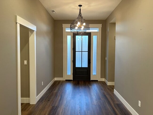 Building Photo - 3Bd/2Ba Single Story House - Available to ...
