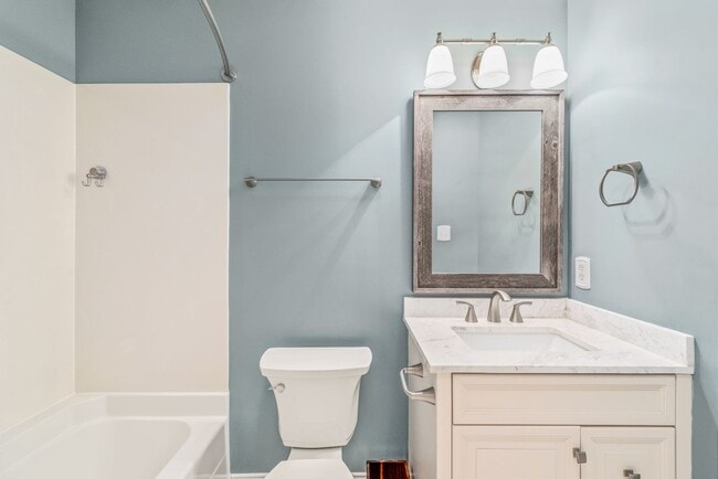Building Photo - (Coming Soon) Newly Renovated Townhome Oas...