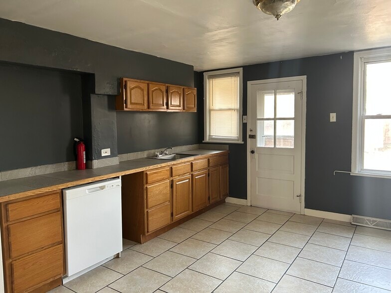 Building Photo - 604 E 5th St