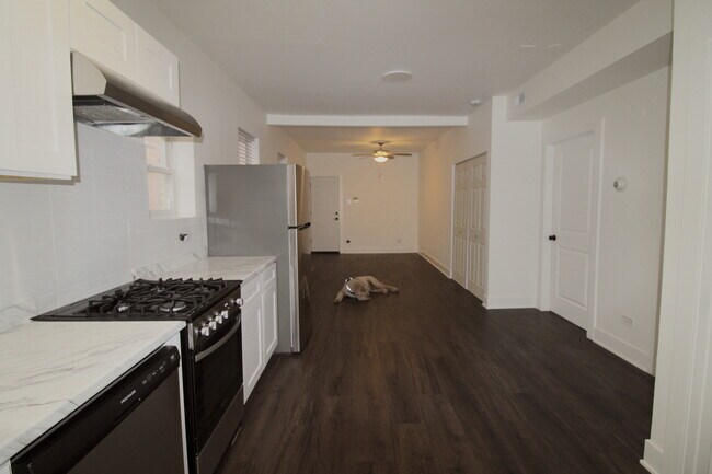 Building Photo - 825 N Hermitage Ave