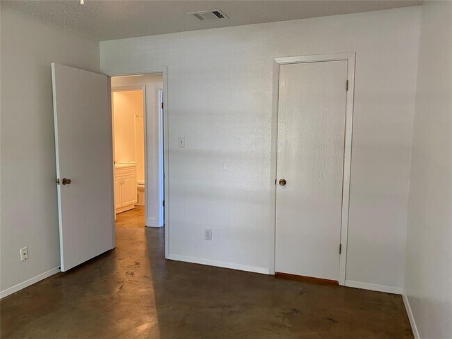 Building Photo - 2406 Broken Oak Dr