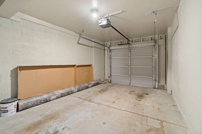 Building Photo - Newly remodeled townhome