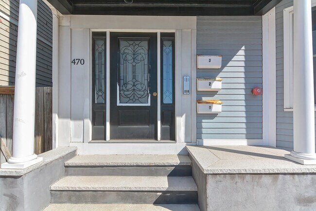 Building Photo - 470 E 8th St