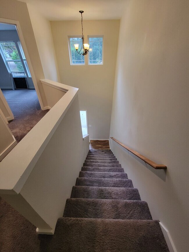 Building Photo - Freshly Painted Duplex in the Heart of Sil...