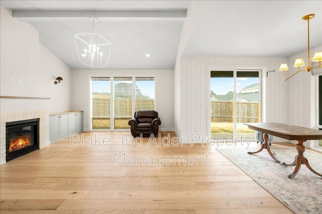 Building Photo - 496 NW Cascade Mountain Dr