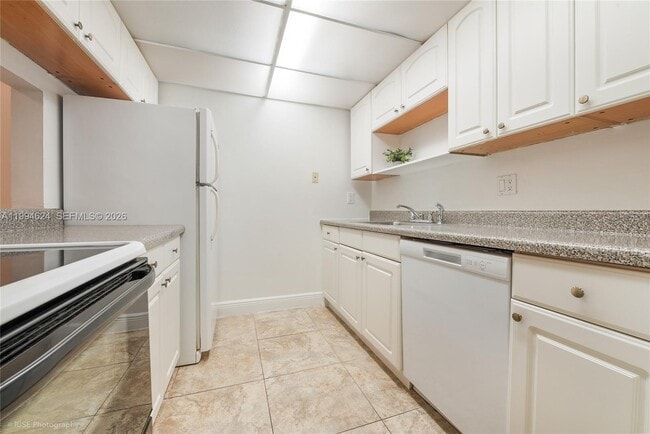 Building Photo - 14311 N Kendall Dr