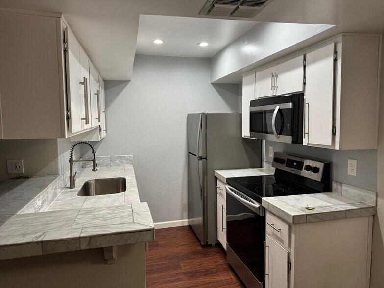 Kitchen w/Stainless Appliances - 4444 E Paradise Village Pky N