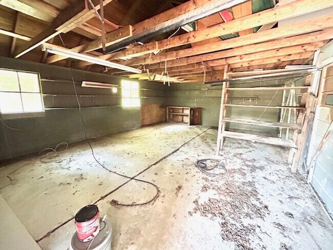 Building Photo - CHARMING BUNGALOW STYLE HOME LOCATED IN HE...