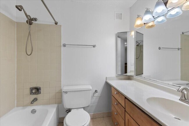 Building Photo - 1 bedroom in Chicago IL 60611