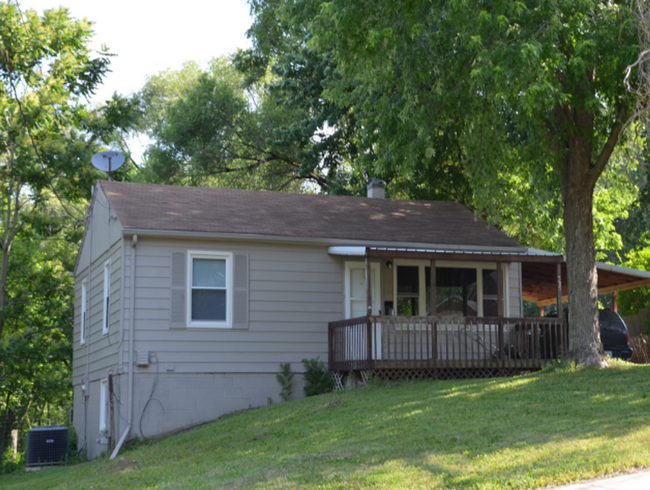 Building Photo - 3 bedroom, 1 bathroom home!