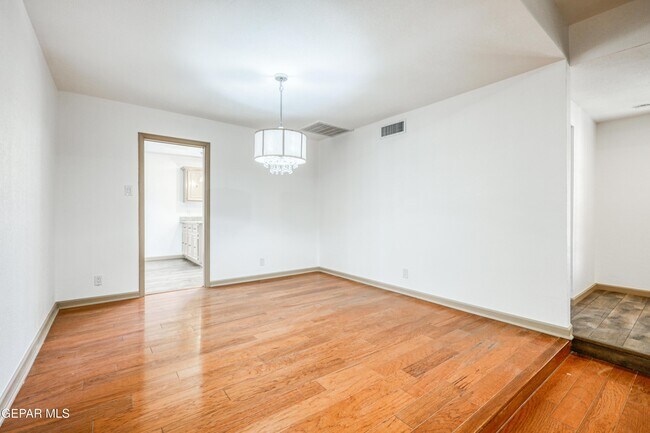 Building Photo - 4945 Vista Grande Cir