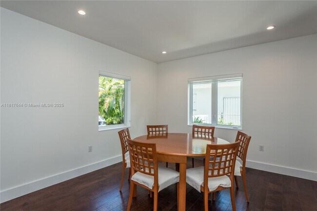 Building Photo - 640 Puerta Ave