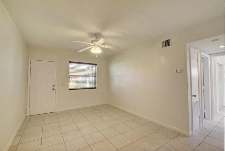 Building Photo - 710 SE 4th Ave