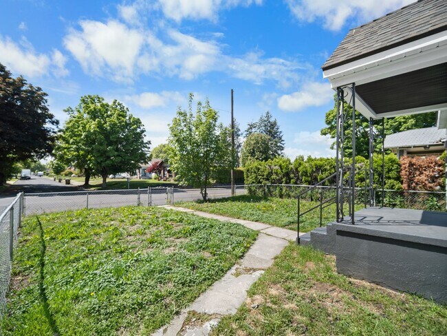 Building Photo - Near Campus! Cozy & Convenient Living