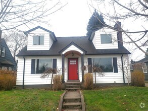 Building Photo - Beautiful NE PDX House with Three Levels o...